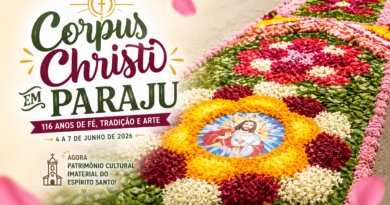 Tapete floral colorido de Corpus Christi ocupa uma rua de Paraju, distrito de Domingos Martins (ES). A composição destaca flores naturais organizadas em desenhos religiosos e ornamentais, simbolizando a tradicional celebração centenária de Corpus Christi. No canto esquerdo, o título estilizado "Corpus Christi em Paraju" anuncia os 116 anos da festa, reconhecida como Patrimônio Cultural Imaterial do Espírito Santo. Na parte inferior aparece o endereço www.pautasolta.com.