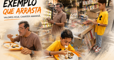 Montagem artística mostra pai e filho em momentos de convivência e aprendizado. As imagens retratam os dois em uma livraria, escolhendo livros e compartilhando uma refeição. A composição utiliza efeito de fusão suave entre as fotografias, transmitindo a ideia de que valores, hábitos e exemplos são construídos no cotidiano familiar. O título do artigo destaca a importância do exemplo na formação das novas gerações.