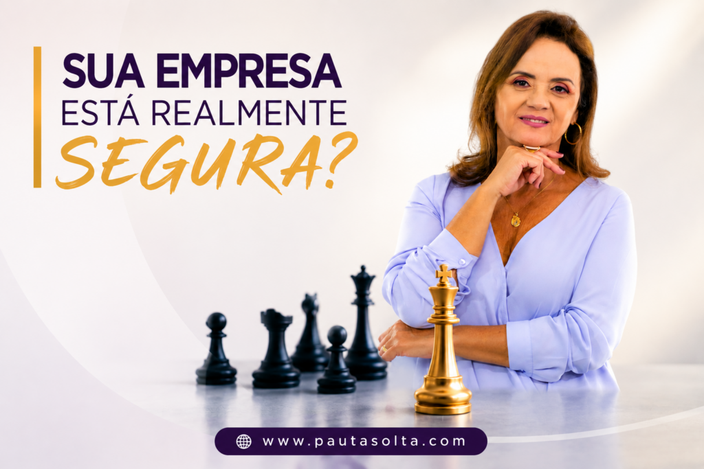 Psicóloga Jovaneide Polon em pose profissional, ao lado de peças de xadrez, com destaque para um rei dourado em primeiro plano. A imagem traz o título "Sua Empresa Está Realmente Segura?" em destaque no canto superior esquerdo, representando a reflexão sobre gestão de riscos psicossociais nas organizações. Na parte inferior, aparece o endereço www.pautasolta.com.