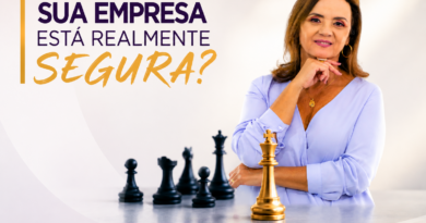 Psicóloga Jovaneide Polon em pose profissional, ao lado de peças de xadrez, com destaque para um rei dourado em primeiro plano. A imagem traz o título "Sua Empresa Está Realmente Segura?" em destaque no canto superior esquerdo, representando a reflexão sobre gestão de riscos psicossociais nas organizações. Na parte inferior, aparece o endereço www.pautasolta.com.