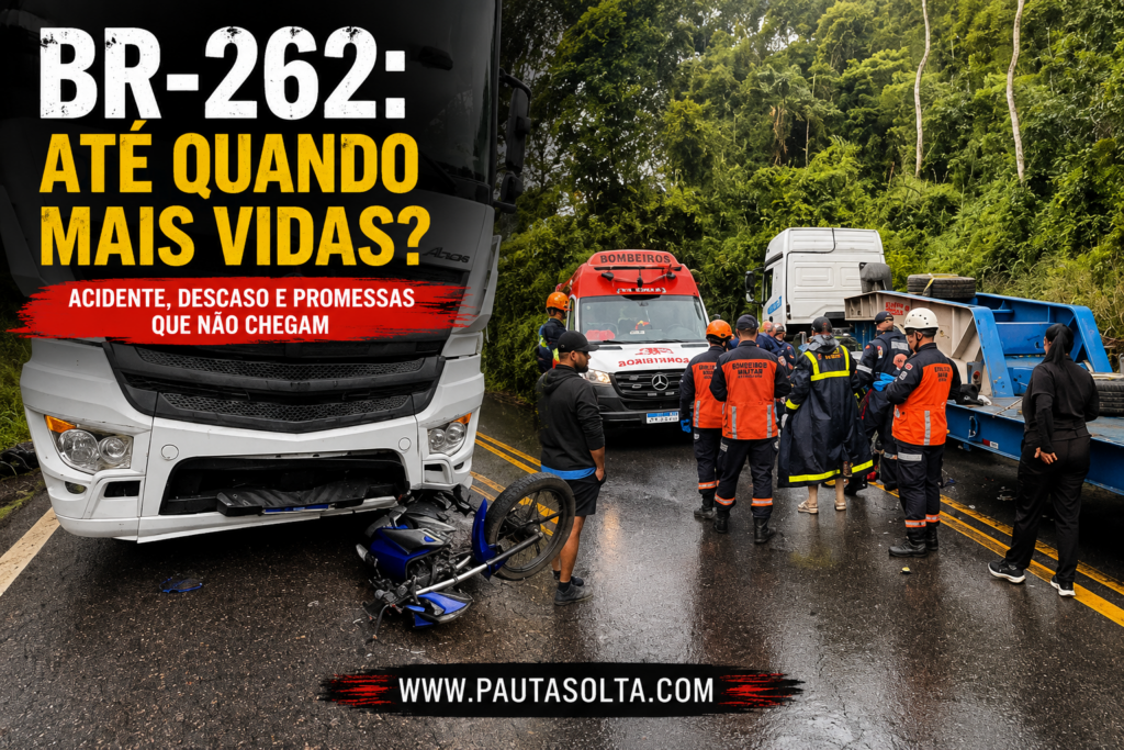 Acidente na BR-262 em trecho de serra com pista molhada. A imagem mostra uma carreta parada após colisão com uma motocicleta caída à frente do veículo, enquanto equipes do Corpo de Bombeiros e do Samu atendem a ocorrência. Ao fundo, a vegetação típica das Montanhas Capixabas reforça o cenário da rodovia. Sobre a foto, o título destaca o debate sobre segurança viária e as promessas não cumpridas para a BR-262.