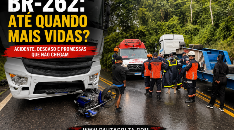 Acidente na BR-262 em trecho de serra com pista molhada. A imagem mostra uma carreta parada após colisão com uma motocicleta caída à frente do veículo, enquanto equipes do Corpo de Bombeiros e do Samu atendem a ocorrência. Ao fundo, a vegetação típica das Montanhas Capixabas reforça o cenário da rodovia. Sobre a foto, o título destaca o debate sobre segurança viária e as promessas não cumpridas para a BR-262.