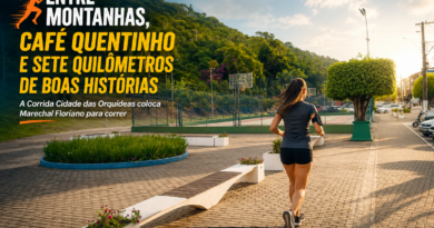 Corredora em primeiro plano na Praça José Henrique Pereira, em Marechal Floriano (ES), com as montanhas ao fundo, ilustrando a Corrida Cidade das Orquídeas, evento que reúne esporte, turismo, qualidade de vida e solidariedade.