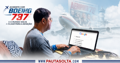 Jornalista pesquisa informações sobre um acidente com um Boeing 737 em um notebook, enquanto ao fundo surgem, em efeito de memória, um avião comercial e o cartaz do filme Aeroporto '79. A montagem representa como um acidente aéreo desperta buscas na internet, lembranças do cinema e reflexões sobre a segurança da aviação.