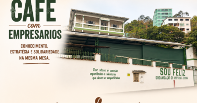 Arte de divulgação do Café com Empresários, realizada sobre fotografia da fachada da Sou Feliz – Organização de Amparo a Idosos, em Marechal Floriano. A composição destaca o tema do evento com cores em tons de verde e marrom, selo de vagas limitadas, a frase "Conhecimento, estratégia e solidariedade na mesma mesa" e o endereço www.pautasolta.com na parte inferior.