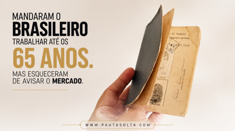 Imagem horizontal em estilo editorial, com fundo claro e minimalista. À direita, uma mão segura uma antiga carteira de trabalho aberta, com páginas amareladas pelo tempo, simbolizando a trajetória profissional e o envelhecimento da força de trabalho. À esquerda, em destaque, o título: "Mandaram o brasileiro trabalhar até os 65 anos. Mas esqueceram de avisar o mercado." Na parte inferior central, aparece o endereço www.pautasolta.com. A composição transmite a contradição entre o aumento da idade para aposentadoria e as dificuldades enfrentadas por trabalhadores acima dos 60 anos para permanecer ou retornar ao mercado de trabalho.