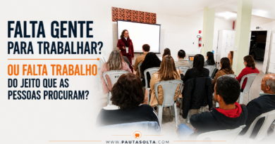 Participantes acompanham uma palestra durante o Café com Empresários, em Marechal Floriano (ES). A imagem destaca o público atento e a palestrante à frente da sala, enquanto o título "Falta gente para trabalhar? Ou falta trabalho do jeito que as pessoas procuram?" aparece em destaque na lateral esquerda. Na parte inferior, está a assinatura visual da Revista Pauta Solta.