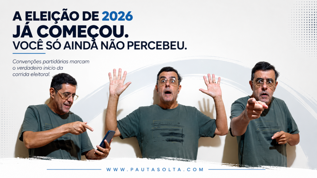 Montagem editorial em formato horizontal com três imagens do jornalista Adelar Dias Junior em sequência. Na primeira, ele observa o celular com expressão de descoberta; na segunda, demonstra surpresa; na terceira, aponta diretamente para o leitor. O fundo é claro e clean, com o título "A Eleição de 2026 já começou. Você só ainda não percebeu." no canto superior esquerdo e o endereço www.pautasolta.com centralizado na parte inferior.