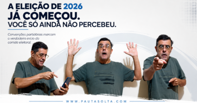 Montagem editorial em formato horizontal com três imagens do jornalista Adelar Dias Junior em sequência. Na primeira, ele observa o celular com expressão de descoberta; na segunda, demonstra surpresa; na terceira, aponta diretamente para o leitor. O fundo é claro e clean, com o título "A Eleição de 2026 já começou. Você só ainda não percebeu." no canto superior esquerdo e o endereço www.pautasolta.com centralizado na parte inferior.