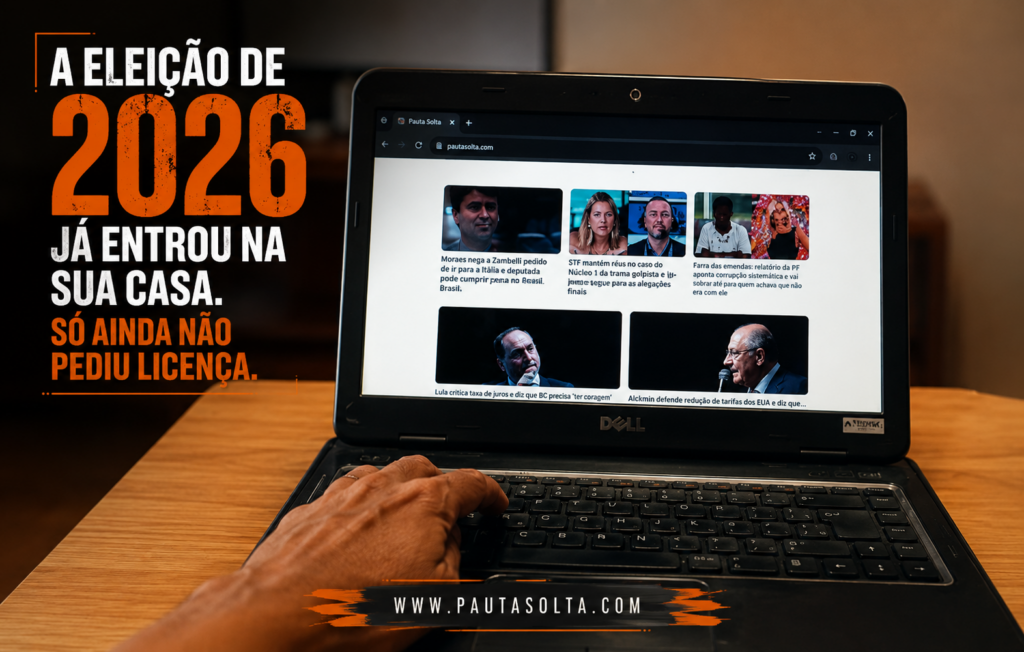 Notebook sobre uma mesa exibe notícias políticas na tela enquanto uma mão repousa sobre o teclado. Ao lado, em destaque, o título "A eleição de 2026 já entrou na sua casa. Só ainda não pediu licença." reforça a ideia de que a campanha eleitoral começa antes da propaganda oficial. Na parte inferior, aparece o endereço www.pautasolta.com.
