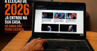 Notebook sobre uma mesa exibe notícias políticas na tela enquanto uma mão repousa sobre o teclado. Ao lado, em destaque, o título "A eleição de 2026 já entrou na sua casa. Só ainda não pediu licença." reforça a ideia de que a campanha eleitoral começa antes da propaganda oficial. Na parte inferior, aparece o endereço www.pautasolta.com.