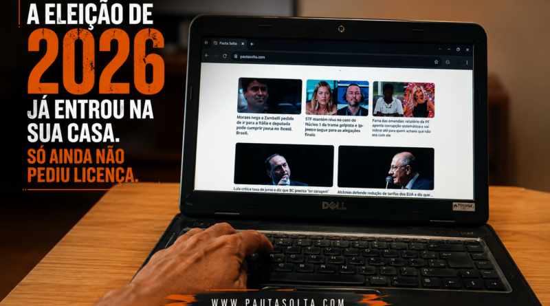 Notebook sobre uma mesa exibe notícias políticas na tela enquanto uma mão repousa sobre o teclado. Ao lado, em destaque, o título "A eleição de 2026 já entrou na sua casa. Só ainda não pediu licença." reforça a ideia de que a campanha eleitoral começa antes da propaganda oficial. Na parte inferior, aparece o endereço www.pautasolta.com.