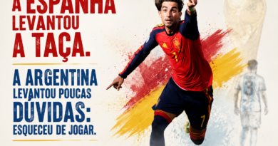 Ferran Torres comemora o gol do título da Espanha na final da Copa do Mundo 2026, enquanto jogadores da Argentina aparecem abatidos ao fundo. A imagem traz o título do artigo em destaque e a identidade visual da Revista Pauta Solta.