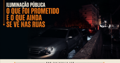 Vista noturna da Rua Manoel Kill, em Marechal Floriano (ES), mostrando um longo trecho com três postes apagados e iluminação insuficiente. A imagem destaca a escuridão em uma das principais vias da cidade, com veículos estacionados e iluminação concentrada apenas ao fundo. No canto superior esquerdo, o título do artigo: "Iluminação pública: o que foi prometido e o que ainda se vê nas ruas". Na parte inferior, a assinatura visual da Revista Pauta Solta.