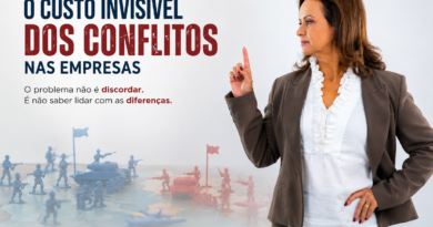 Psicóloga organizacional Jovaneide Polon observa um tabuleiro de estratégia semelhante ao jogo War, simbolizando os conflitos nas empresas e a importância da liderança na gestão das diferenças. Ao lado, o título do artigo em destaque sobre fundo claro e clean.