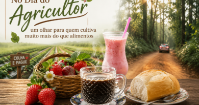 Ilustração da Revista Pauta Solta sobre o Dia do Agricultor. Em primeiro plano, uma mesa rústica com uma xícara de café, pão francês, morangos frescos e uma bebida de morango. Ao fundo, uma estrada rural cercada por árvores nas Montanhas Capixabas e uma plantação de morangos, representando a agricultura familiar, a colheita do café, o turismo de experiência e a importância do agricultor para a economia regional. No canto superior esquerdo está o título do artigo e, na parte inferior, o endereço www.pautasolta.com.