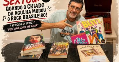 Adelar Dias Junior aponta para o LP As Aventuras da Blitz e para o compacto Você Não Soube Me Amar, ao lado de uma vitrola e de livros sobre música e cultura brasileira. A imagem ilustra o artigo sobre a história da Blitz, o impacto da banda no rock nacional dos anos 1980 e a experiência de ouvir discos de vinil.