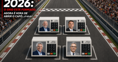 Ilustração em perspectiva aérea de um grid de largada de automobilismo transformado em metáfora para as eleições presidenciais de 2026. Quatro urnas eletrônicas representam os principais candidatos, posicionadas como carros na largada, com o título "Eleições 2026: O grid está formado. Agora é hora de abrir o capô." e a marca da Revista Pauta Solta.