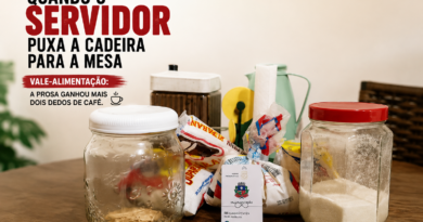 Mantimentos acabando sobre a mesa ilustram atraso no vale-alimentação dos servidores de Marechal Floriano.