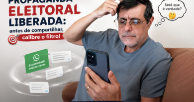 Adelar Dias Junior observa o celular com expressão de dúvida em imagem sobre propaganda eleitoral 2026, inteligência artificial, desinformação e compartilhamento de conteúdos.