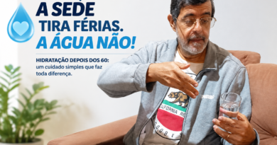 Adelar Dias Junior segura um copo de água em imagem sobre hidratação no inverno e cuidados com a saúde depois dos 60 anos.
