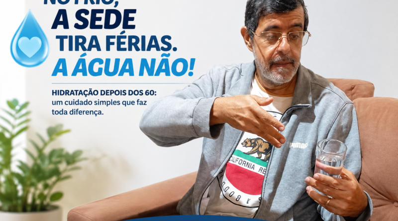 Adelar Dias Junior segura um copo de água em imagem sobre hidratação no inverno e cuidados com a saúde depois dos 60 anos.