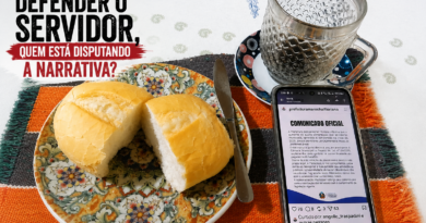 Mesa de café da manhã com um pão francês cortado ao meio sobre um prato decorado, uma faca, uma xícara de café e um celular exibindo um comunicado oficial da Prefeitura de Marechal Floriano. No canto superior esquerdo, o título do artigo: "Quando todos dizem defender o servidor, quem está disputando a narrativa?". Na parte inferior, a marca da Revista Pauta Solta.