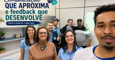 Psicóloga Jovaneide Polon ao lado de profissionais durante encontro com líderes operacionais de uma empresa do comércio varejista, realizado para trabalhar comunicação, liderança e feedback no ambiente de trabalho.