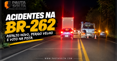 Acidentes na BR-262: trecho da rodovia à noite, em Domingos Martins, com veículos parados, caminhão e sinalização, ilustrando os riscos no trânsito durante obras na pista.