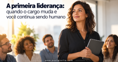 Jovem líder em primeiro plano, segurando um tablet, diante de uma equipe em ambiente de trabalho, representando os desafios humanos da primeira experiência em liderança.