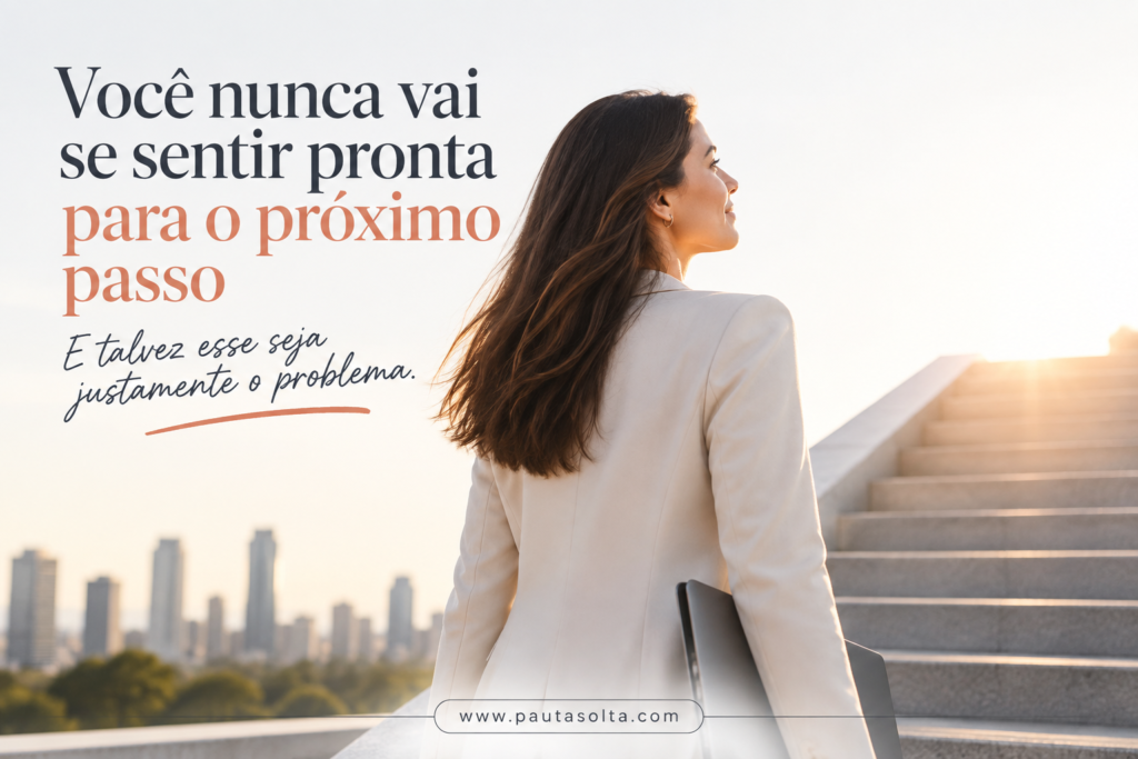 Mulher diante de uma escadaria iluminada, simbolizando os desafios, escolhas e oportunidades de crescimento na carreira.
