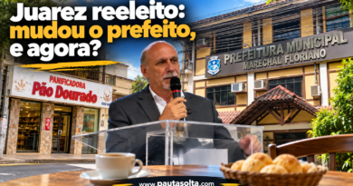 Imagem de capa da Revista Pauta Solta com Juarez Xavier discursando ao microfone, tendo ao fundo a Prefeitura de Marechal Floriano e a Panificadora Pão Dourado. Em primeiro plano, uma mesa com café e pães de queijo. O título questiona os rumos do município após a mudança de prefeito e a reeleição do presidente da Câmara.